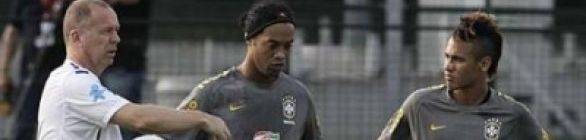 Mano escala Ronaldinho Gaúcho, Neymar e Ganso em treino da seleção em Londres 