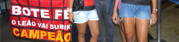 Torcida faz festa no Dia dos Pais para receber o Vitória no aeroporto