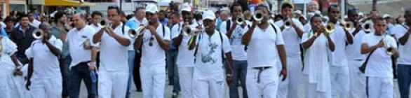 Carnaval de Salvador começa um dia antes com fanfarras no Farol da Barra