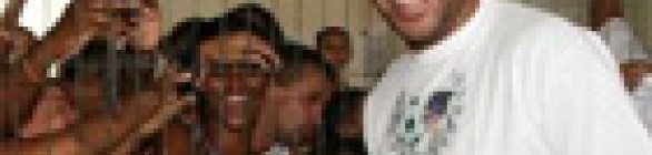 Adriano inaugura projeto social e diz que não sai do Roma