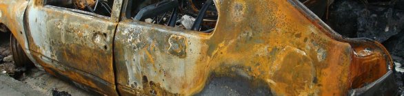 Carros abandonados trazem diversos riscos à população