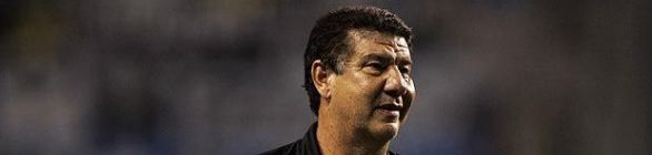 Emocionado, Joel dá até breve ao Bota e beija foto de Nilton Santos