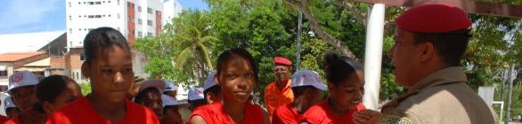 Bombeiros de Lauro de Freitas dão curso a jovens carentes