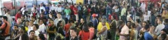 Ônibus saem atrasos das garagens e pontos ficam cheios