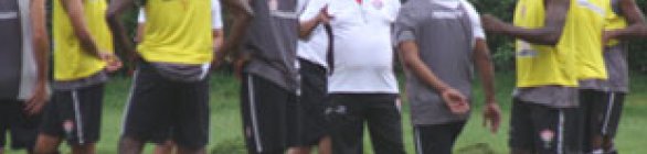 Geninho muda o Vitória pela zaga