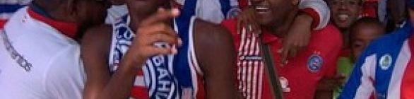 Cerca de 200 torcedores recepcionam delegação do Bahia em Salvador