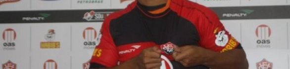 Vitória apresenta Renan e incha o elenco