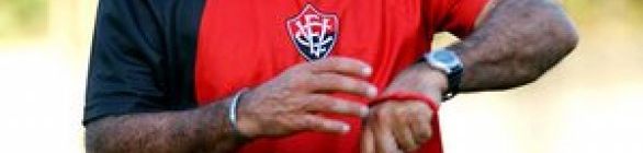 Vitória joga hoje com o salvador da pátria