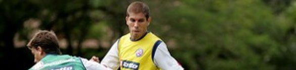 De bom humor, Ricardinho foge de polêmica e promete churrasco