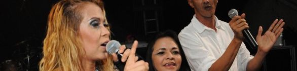 Multidão canta e dança com Calypso na festa da emancipação