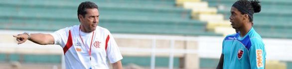 Em processo de fritura, Luxa perde o cabo de guerra com Ronaldinho