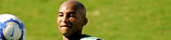 Após comemorar acerto com a Lusa, Tartá é apresentado pelo Vitória