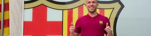 Na Espanha, Arthur posa com as cores do Barcelona: 