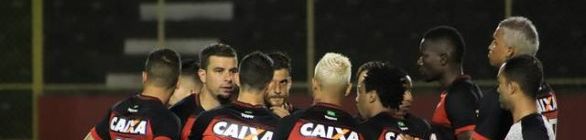Com gol de André Lima, Vitória bate o Paraná e abre distância para o Z-4