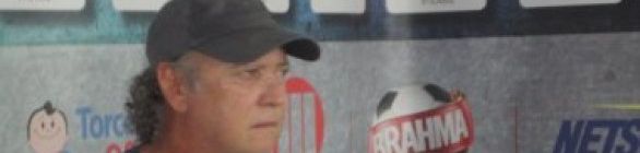 Sem sinal: Falcão acompanha jogo do Bahia pelo telefone, de longe