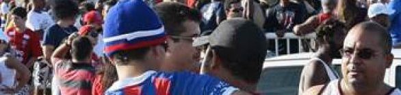 Dia de sol e clássico devolve vida a Salvador