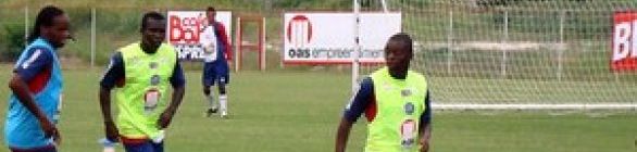 Falcão comanda treino tático e escala Junior entre os titulares