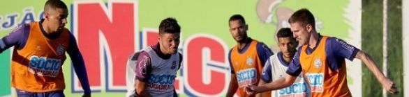Roger reforça posse de bola e usa três volantes na base do time titular