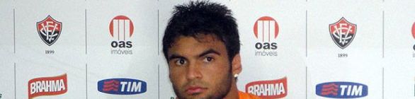 Após gols perdidos, Arthur Maia exalta apoio do grupo do Vitória