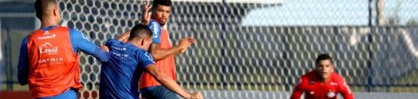 Jogadores do Bahia treinam bolas paradas, sob comando de Roger Machado