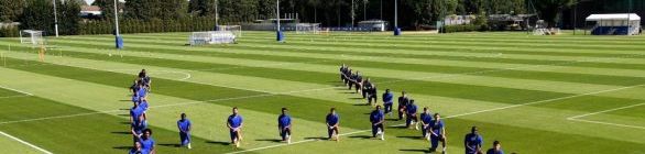 Jogadores do Chelsea se ajoelham em protesto contra violência policial aos negro