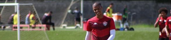 Vitória anuncia retorno do volante Lucas Cândido