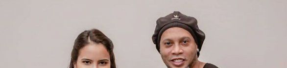 Ainda em prisão domiciliar, Ronaldinho ganha chuteiras personalizadas de artista