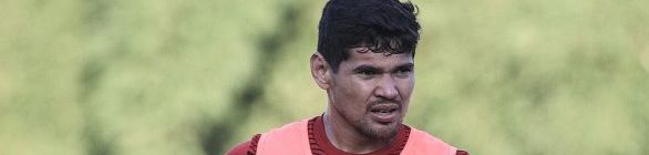 Após renovar até fevereiro de 2021 com o Vitória, Léo entra na mira do Ceará