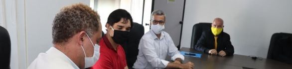 Assinada ordem de serviço para iluminação de campo de futebol em Cândido Sales