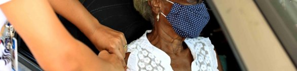Plano de vacina prossegue e idosos a partir de 65 anos são vacinados