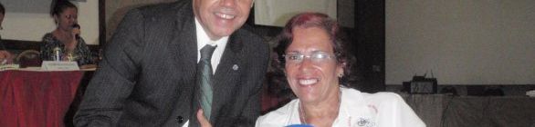 Monica Veloso entrega premio.