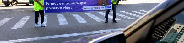 Faixas conscientizam população sobre a importância do trânsito seguro