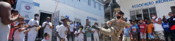 Materiais esportivos são entregues na Base Comunitária do Calabar