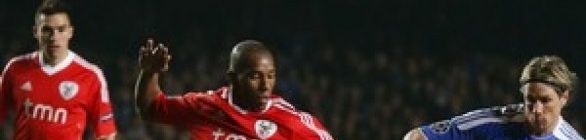 Chelsea sofre com um a mais, mas bate Benfica e tenta o troco no Barça