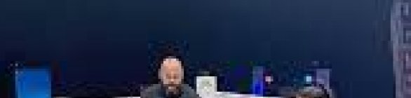 Lutadora brasileira vence 1º campeonato de guerra de travesseiros nos EUA