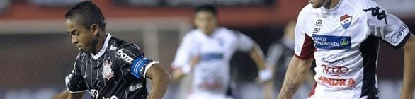 No 'Pacaembu paraguaio', Timão bate Nacional e avança às oitavas