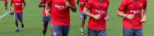 Sem treinador, jogadores do Vitória fazem treino na praia antes de viagem