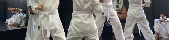 Artes maciais atraem crianças para a prática esportiva durante as férias