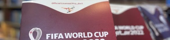 Compra de álbum e troca de figurinhas da Copa reúne pais e filhos em Shopping