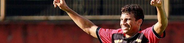 Artilheiro com 27 gols, Neto Baiano quer bater o recorde de 42 no ano