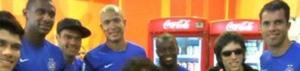 Jogadores do Bahia tietam banda Vivendo do Ócio em aeroporto