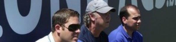 Sob o olhar do presidente, Falcão comanda treino secreto no Bahia