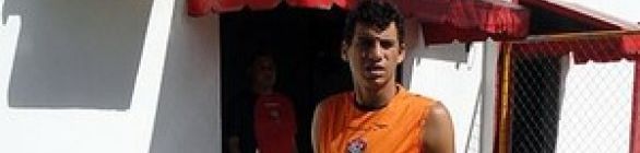 Com problema na coxa, Neto Baiano desfalca treino do Vitória