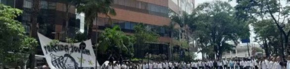 Torcedores do Santos vão a hospital prestar solidariedade a Pelé