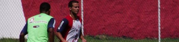Falcão inova e monta treinamento com quatro traves em campo