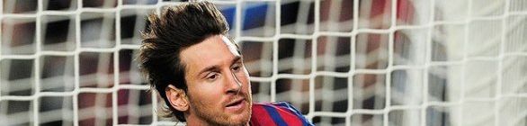 Com pênaltis polêmicos e golaço, Messi supera recorde, e Barça goleia