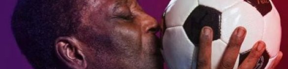 Pelé é sepultado após cortejo por ruas de Santos