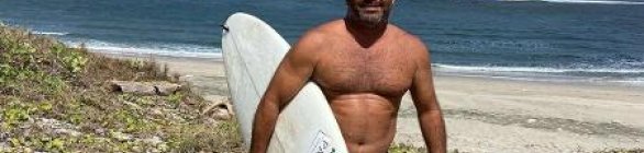 Cinzas de Márcio Freire são jogadas no mar da Barra