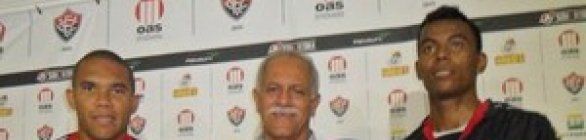 Os sósias: Vitória apresenta lateral Carlinhos e volante Ananias