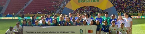Quem são as mulheres que entraram com as jogadoras do Brasil?